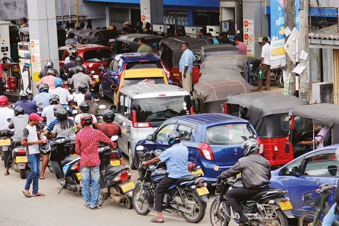 Petrol sells for N1,100/litre as queues return to Abuja, Lagos other states